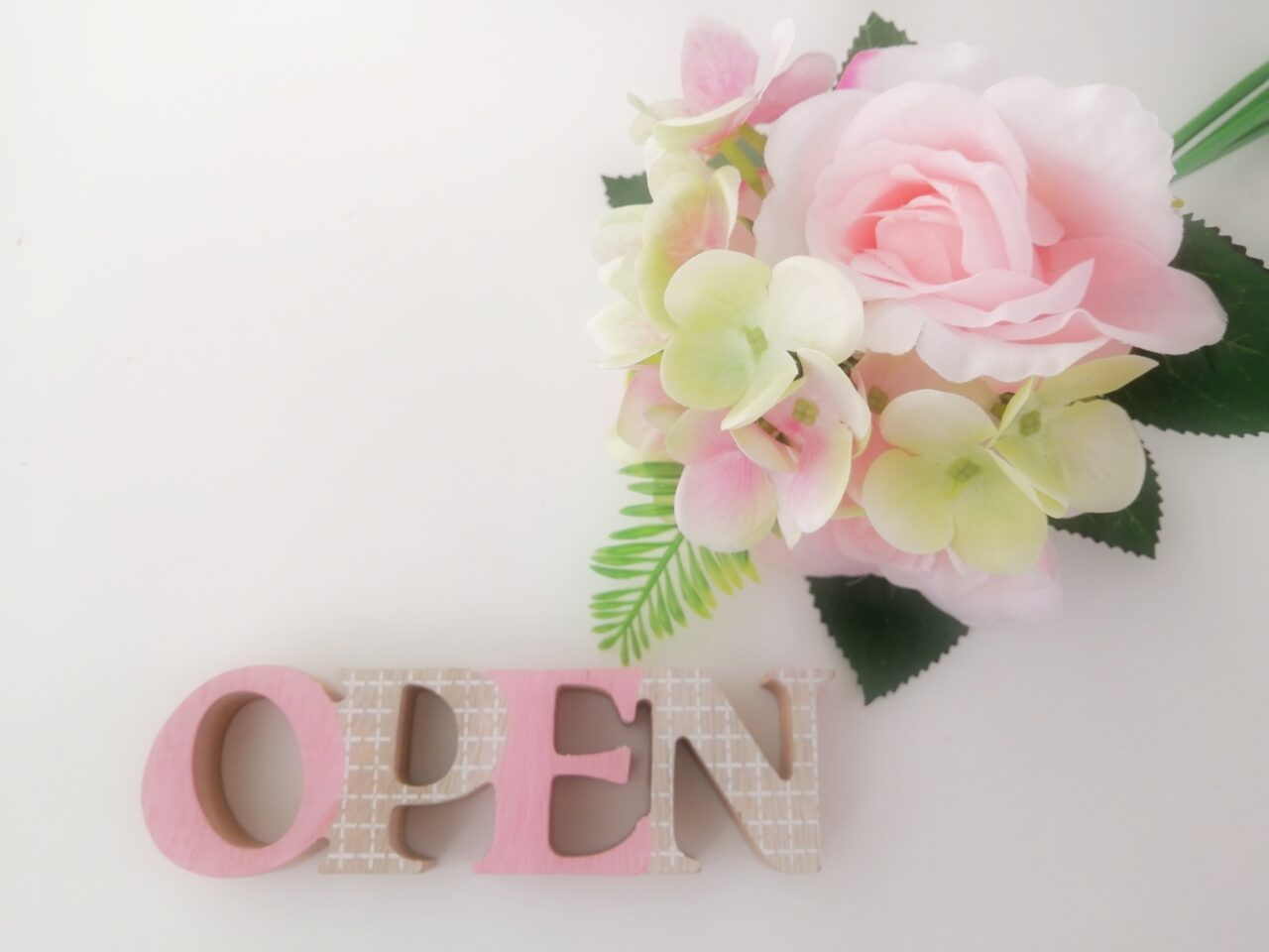 OPENの文字と花