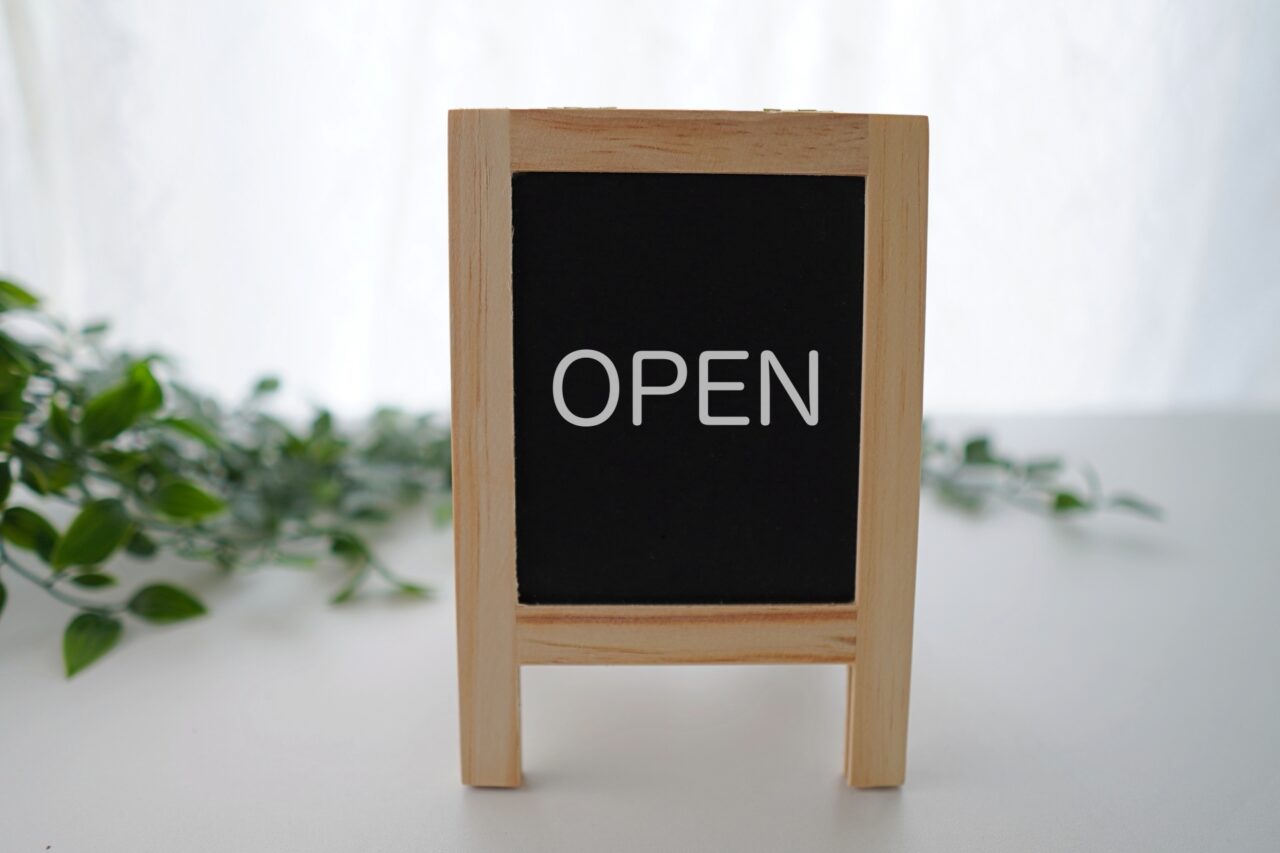 OPENと書かれた黒板