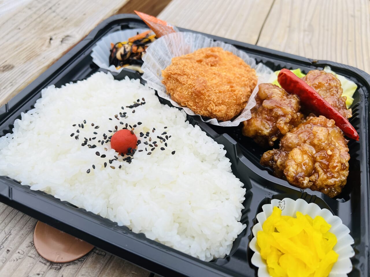 2024年2月5日にオープンした「お弁当 しんちゃん」の「鶏の辛子炒め弁当」