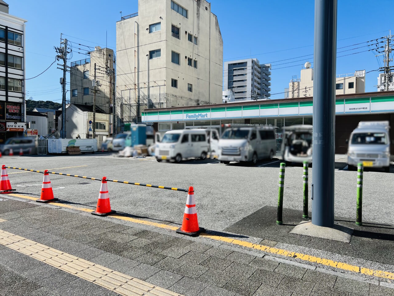 2024年11月20日朝7時にリニューアルオープンする「ファミリーマート 高知南はりまや町店」の様子