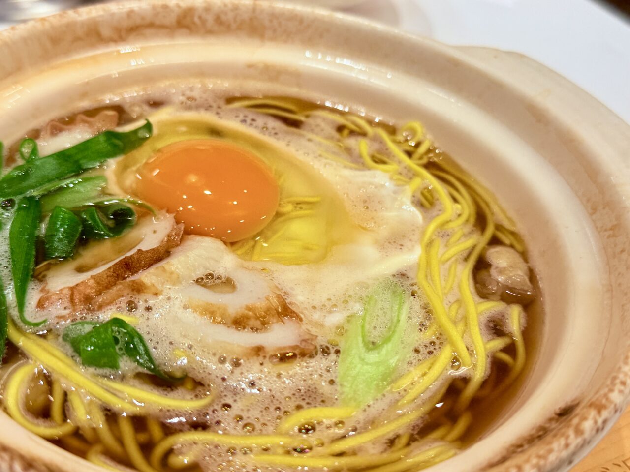 2024年12月1日にオープンした「須崎鍋焼きラーメン 寺田家 ひろめ市場店」の鍋焼きラーメン