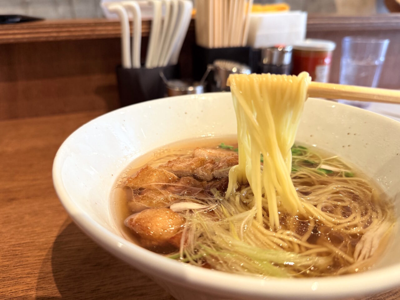 2025年2月16日に大橋通り商店街そばにオープンした「麺 Maverick」のラーメン