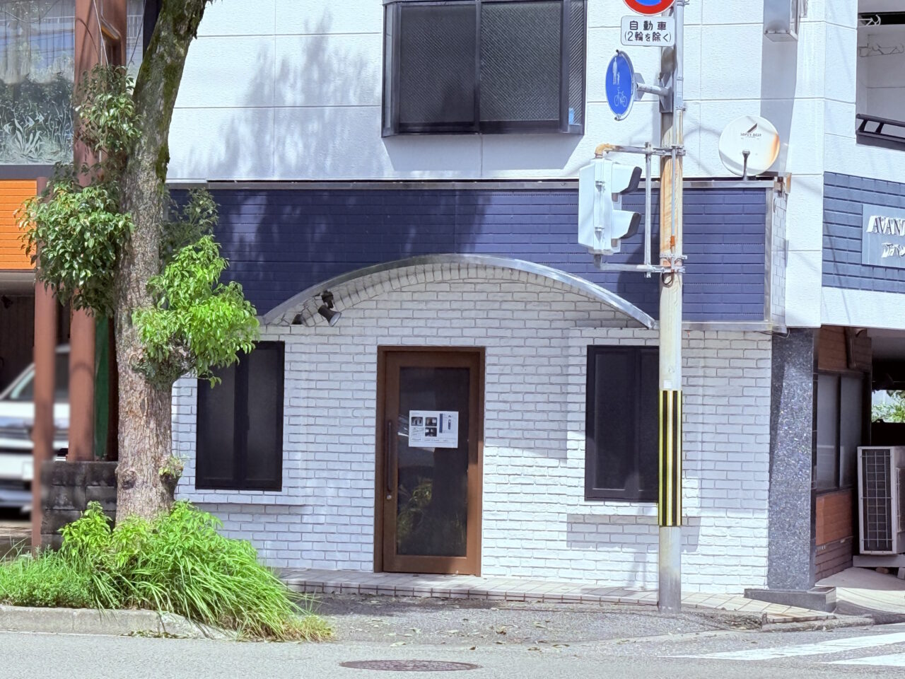 高知市塩田町のかき氷屋「八家企画」の外観（2025年9月上旬撮影）
