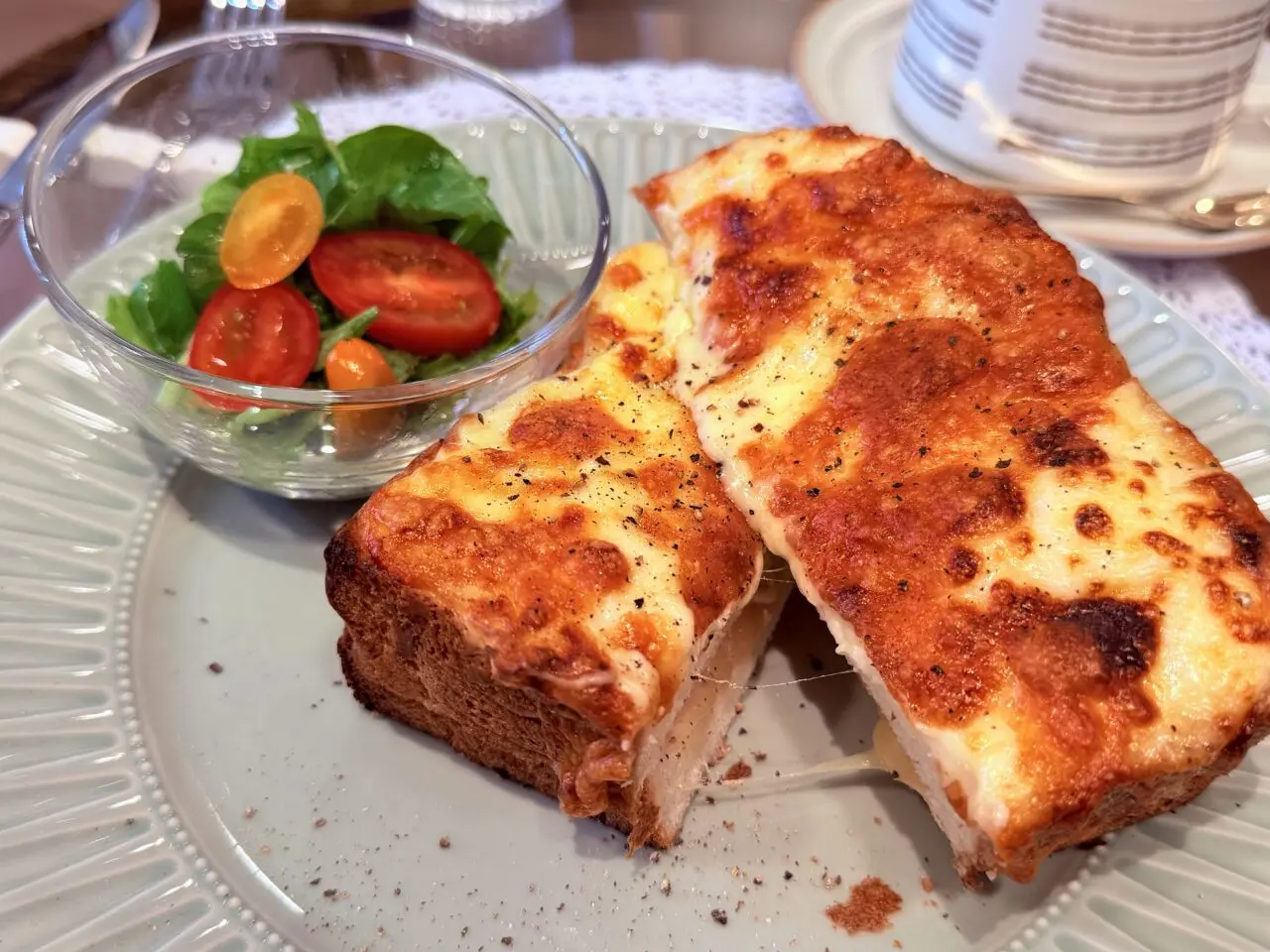 2025年11月21日にオープンしたカフェ×雑貨×レンタルスペースの複合型店舗「Fika Bloom in」の「琥珀のクロックムッシュ」