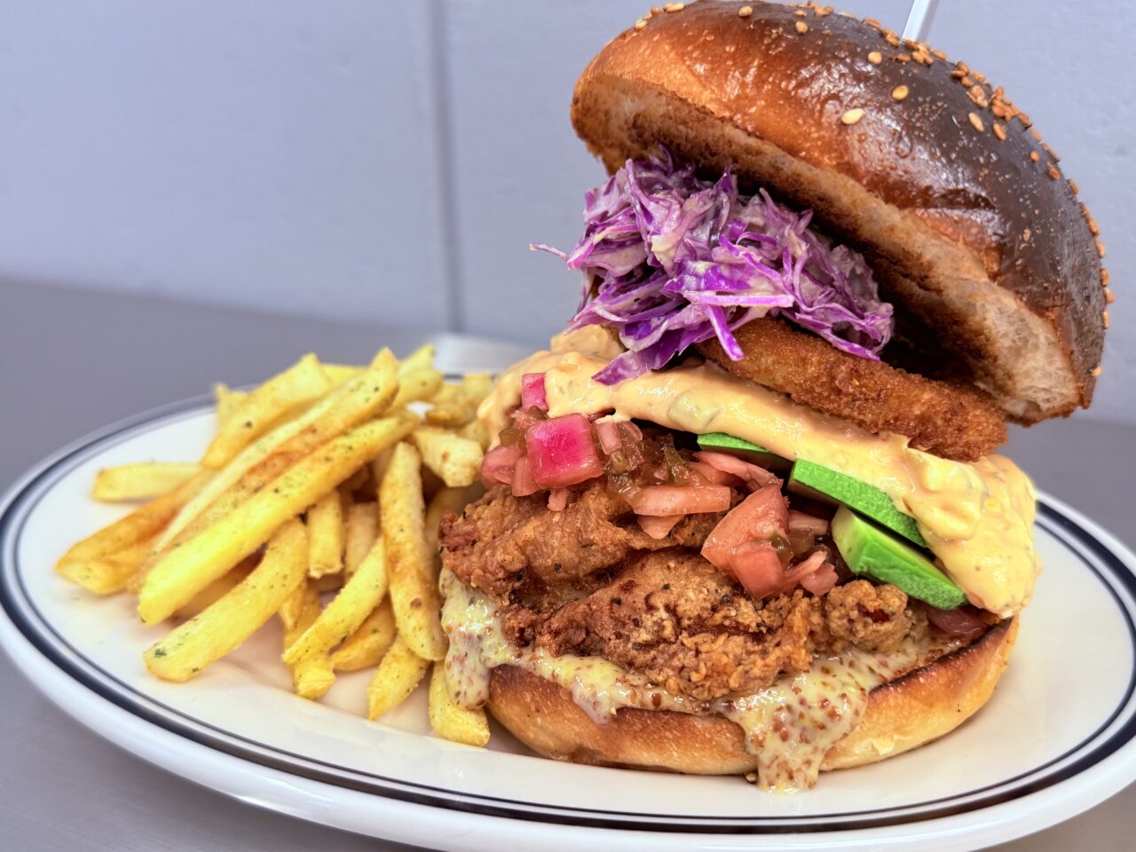 2025年11月8日に高知市中宝永町にグランドオープンした「UNPLUGGED Burger&Donuts」の「オーロラ アボカド クランチ（チキン）」セット