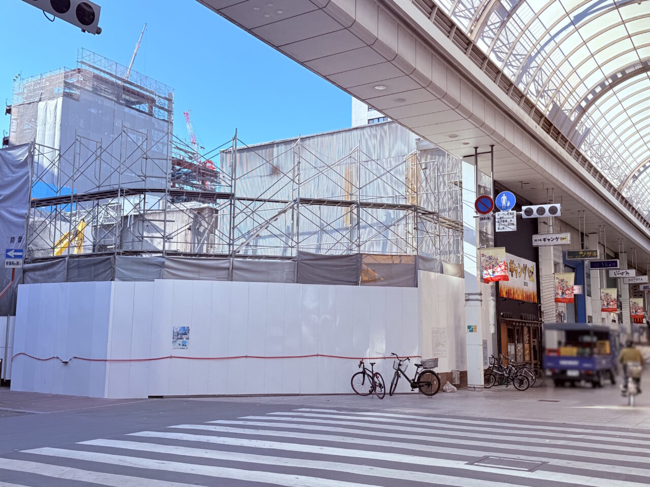 「（仮称）高知帯屋町ホテル」の建築確認板があるパチンコ店「ミリオン 帯屋町店」跡地