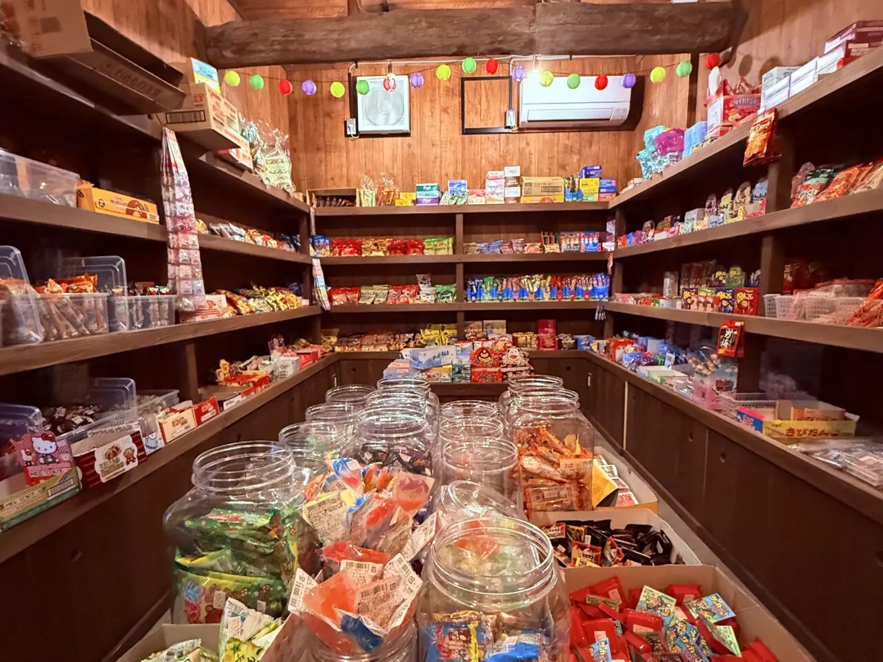 2026年3月末ごろにオープンした「まちの駄菓子屋」の店内の様子