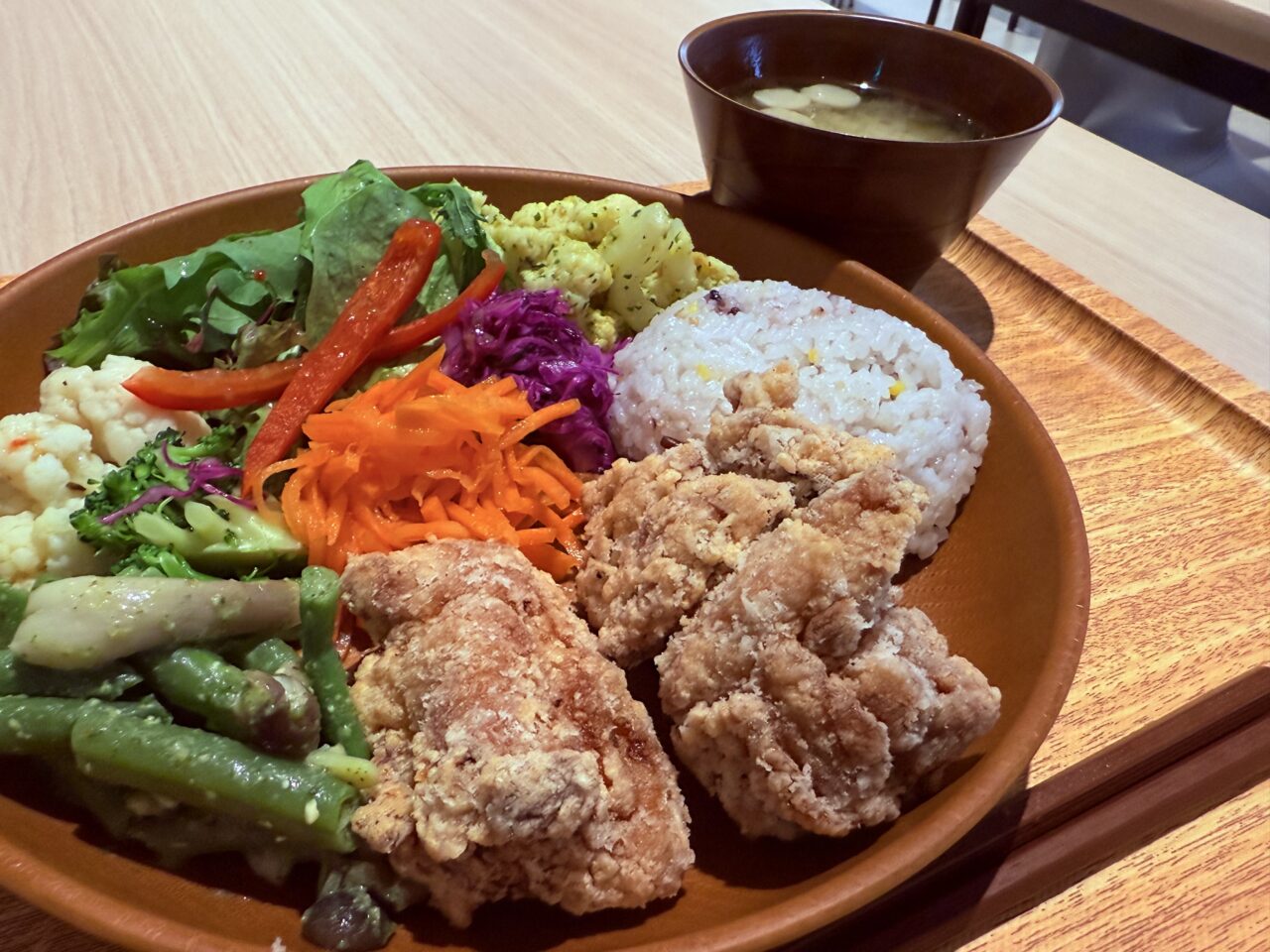 イオンモール高知のフードコートにオープンした「鳥〇食堂×タニタカフェ」の「タニタカフェ+定食（から揚げ）」