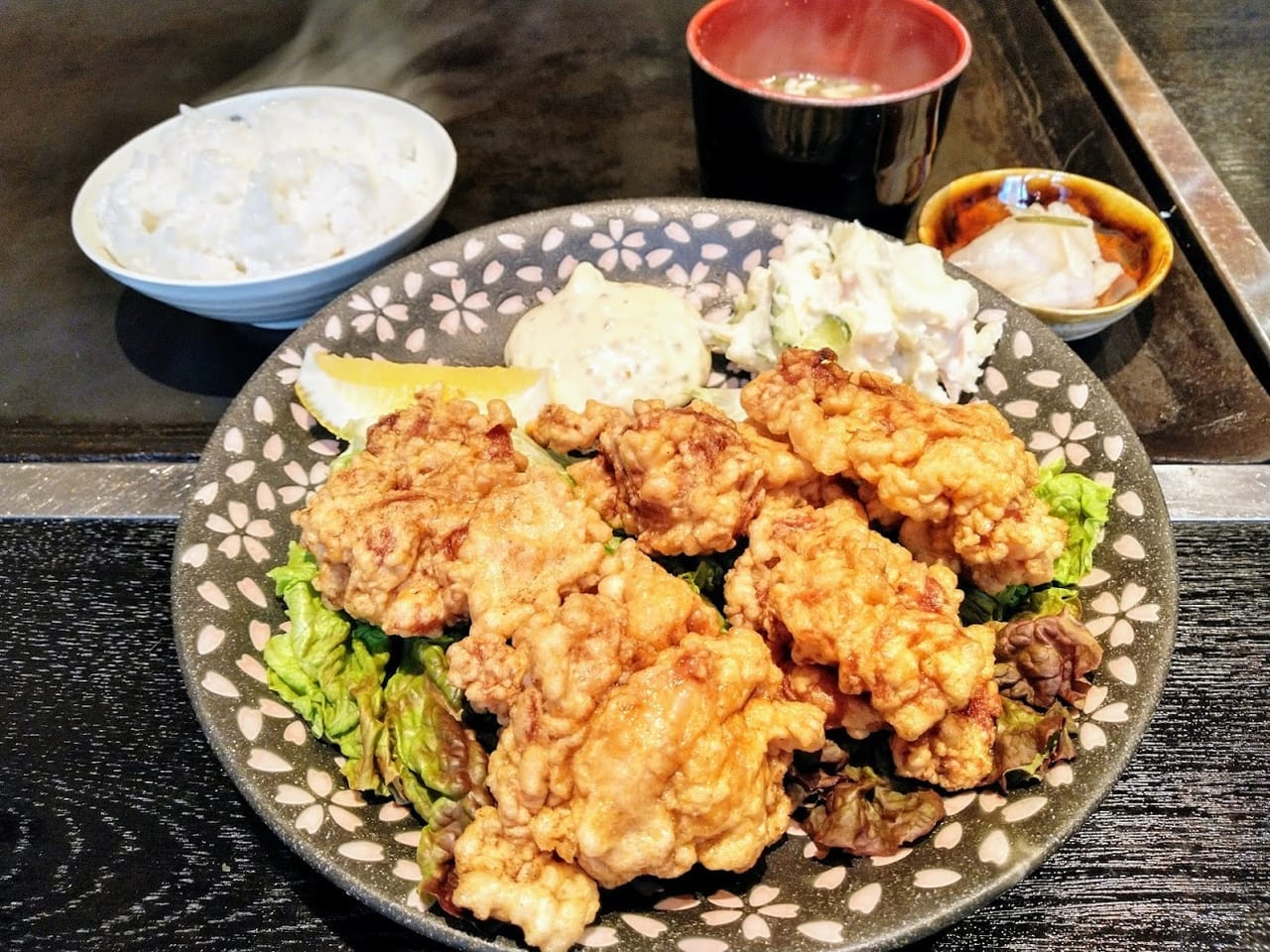 カリオクトロの唐揚げ定食