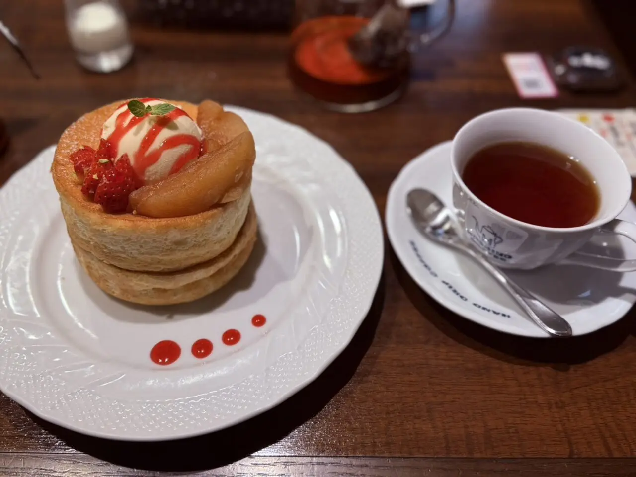 キャラメルリンゴと苺のスフレパンケーキ