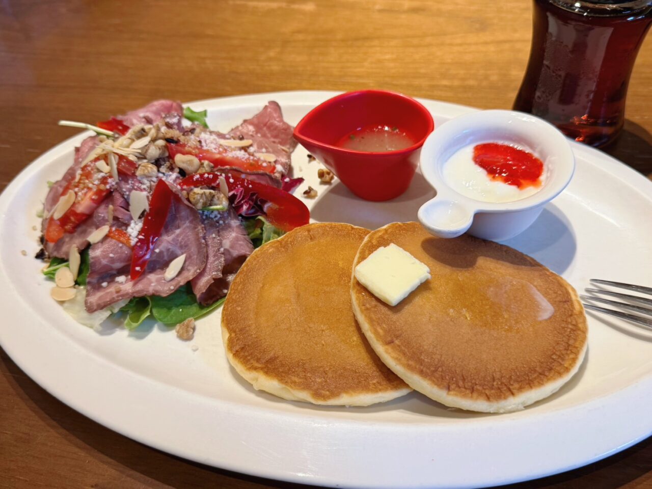 ローストビーフとたっぷり野菜のパンケーキプレーと