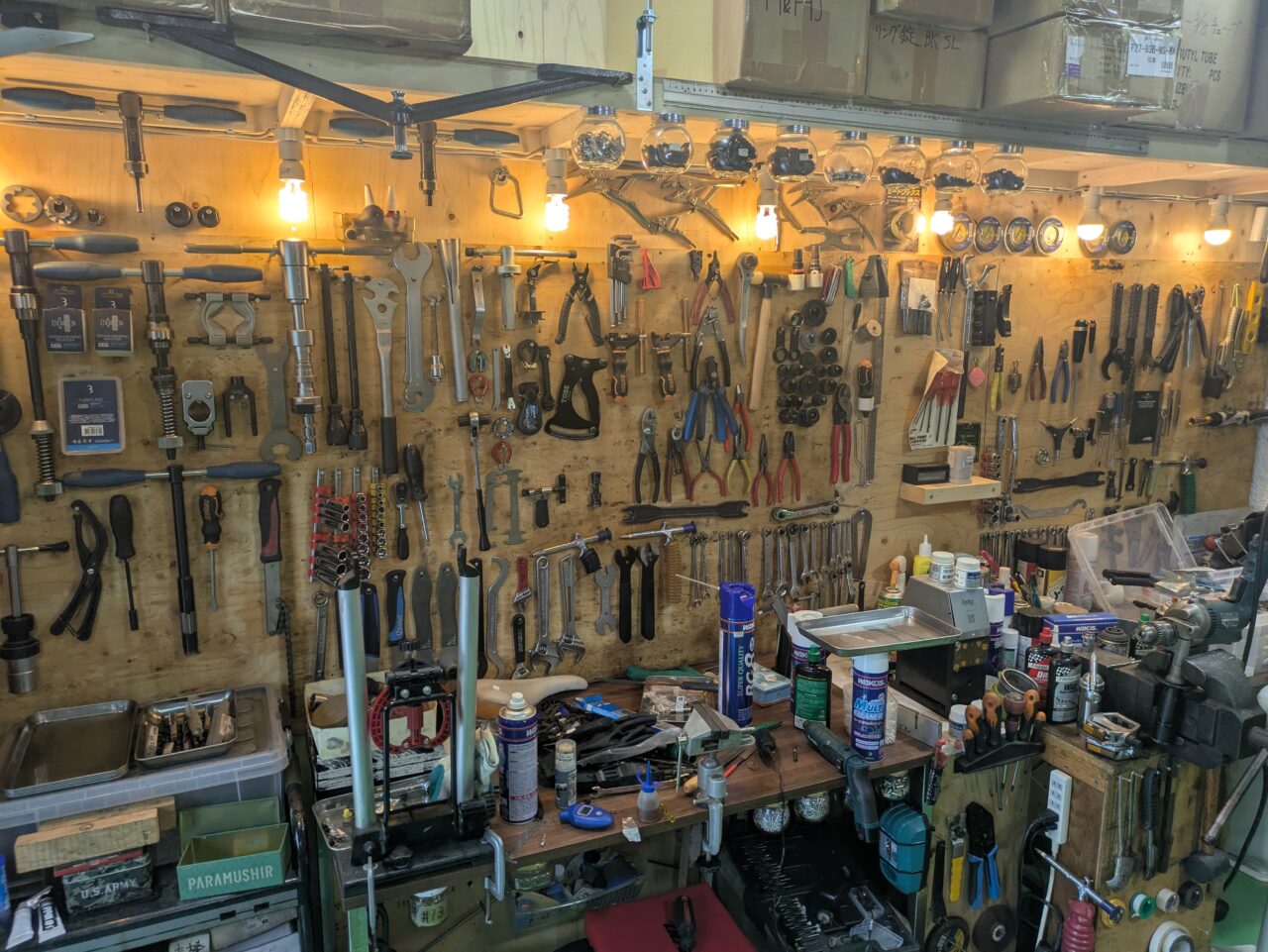 道楽輪業の店内