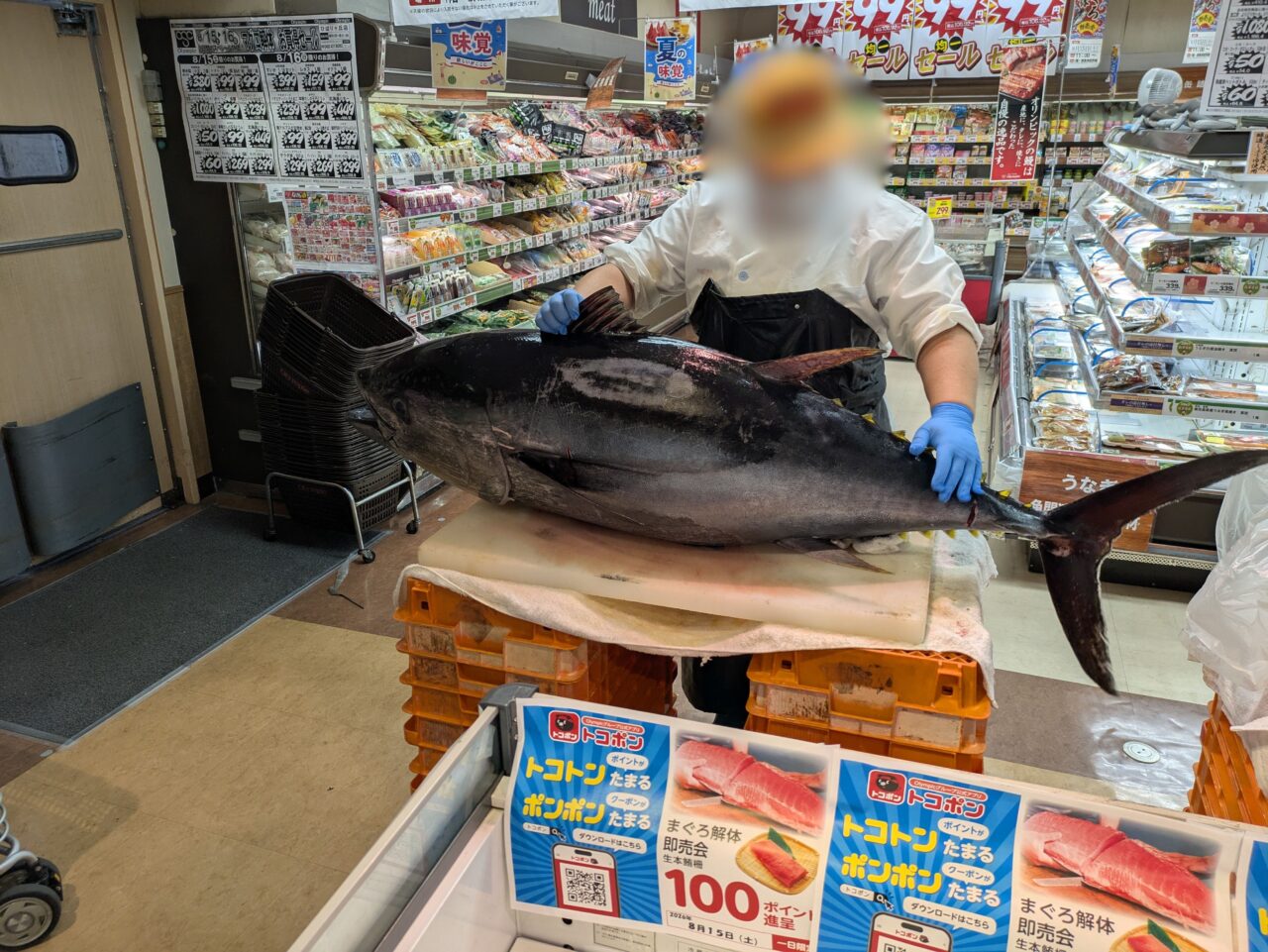 オリンピック ひばりヶ丘店のマグロ解体即売会