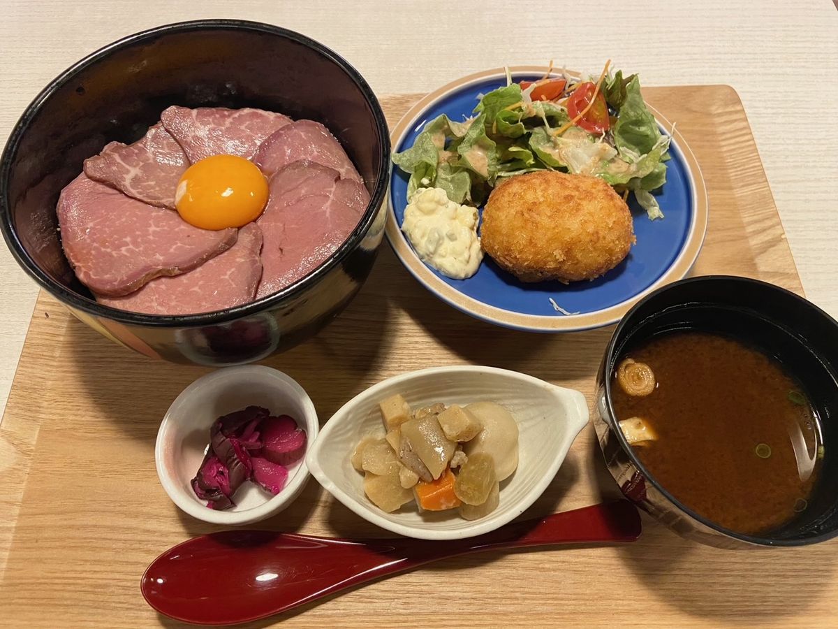 ローストビーフ丼定食野菜サラダ