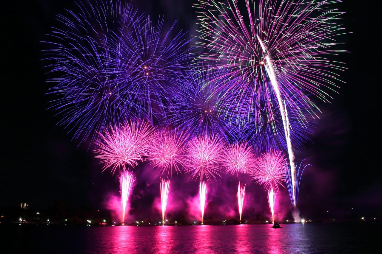 長野市 遂に花火の季節がやって来た 信州新町で行われる ろうかく湖とうろう流しと花火大会 では 数千発の花火が楽しめます 号外net 長野