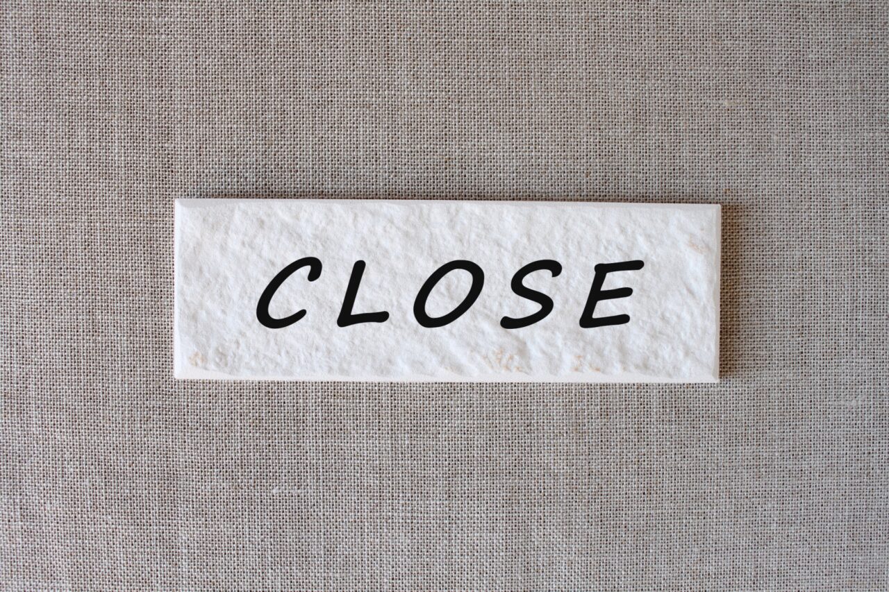 CLOSEと書かれた白いプレート