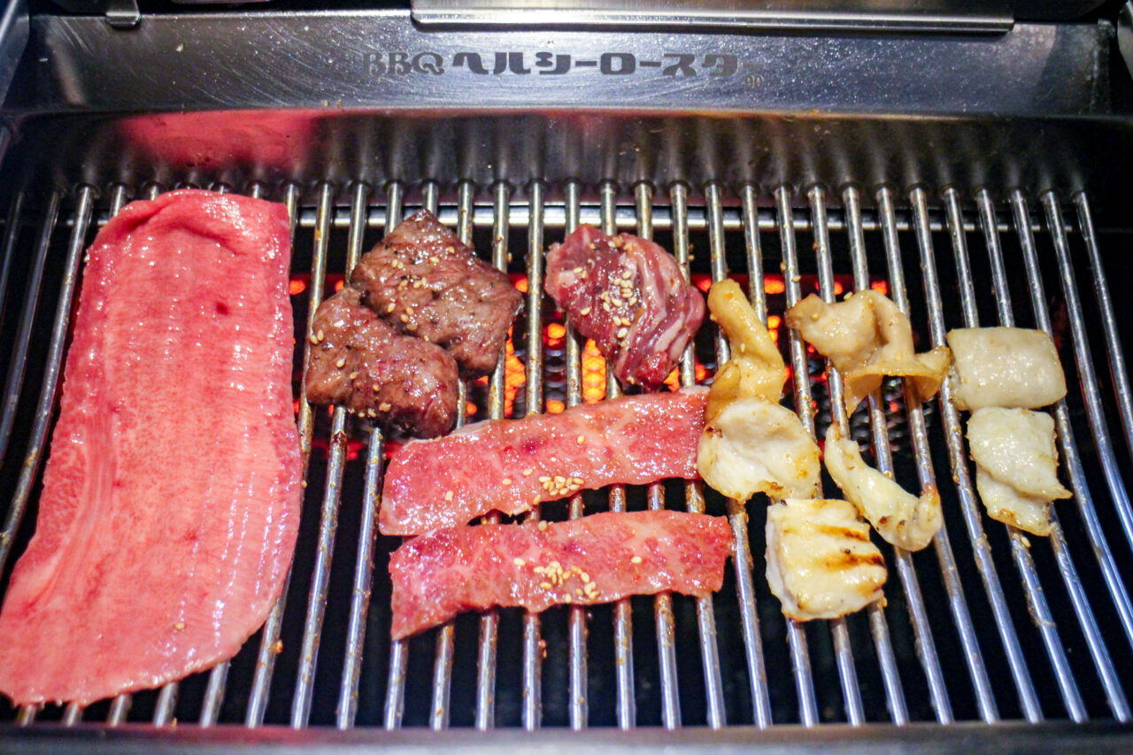焼肉ダイニングTOM　焼いている肉