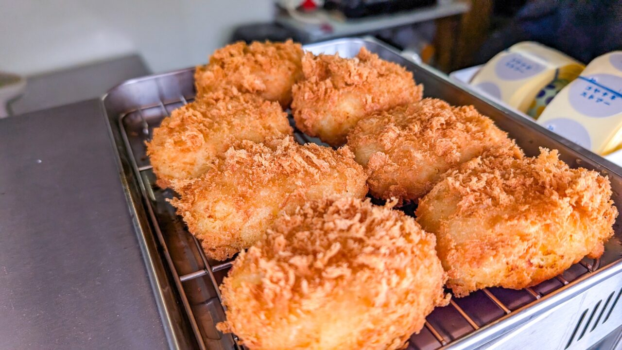 コヤナギテイクアウトのコロッケ