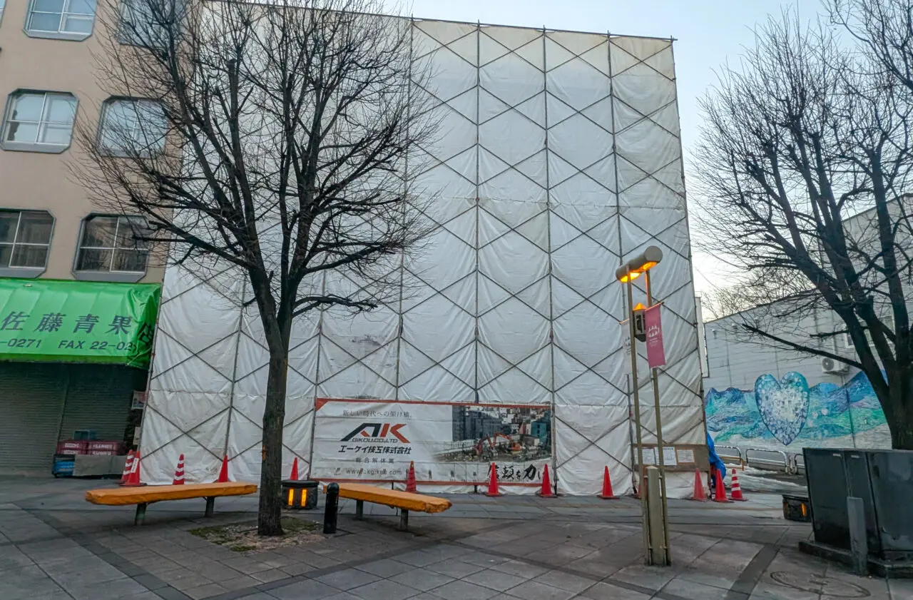 7条通の解体工事中の建物