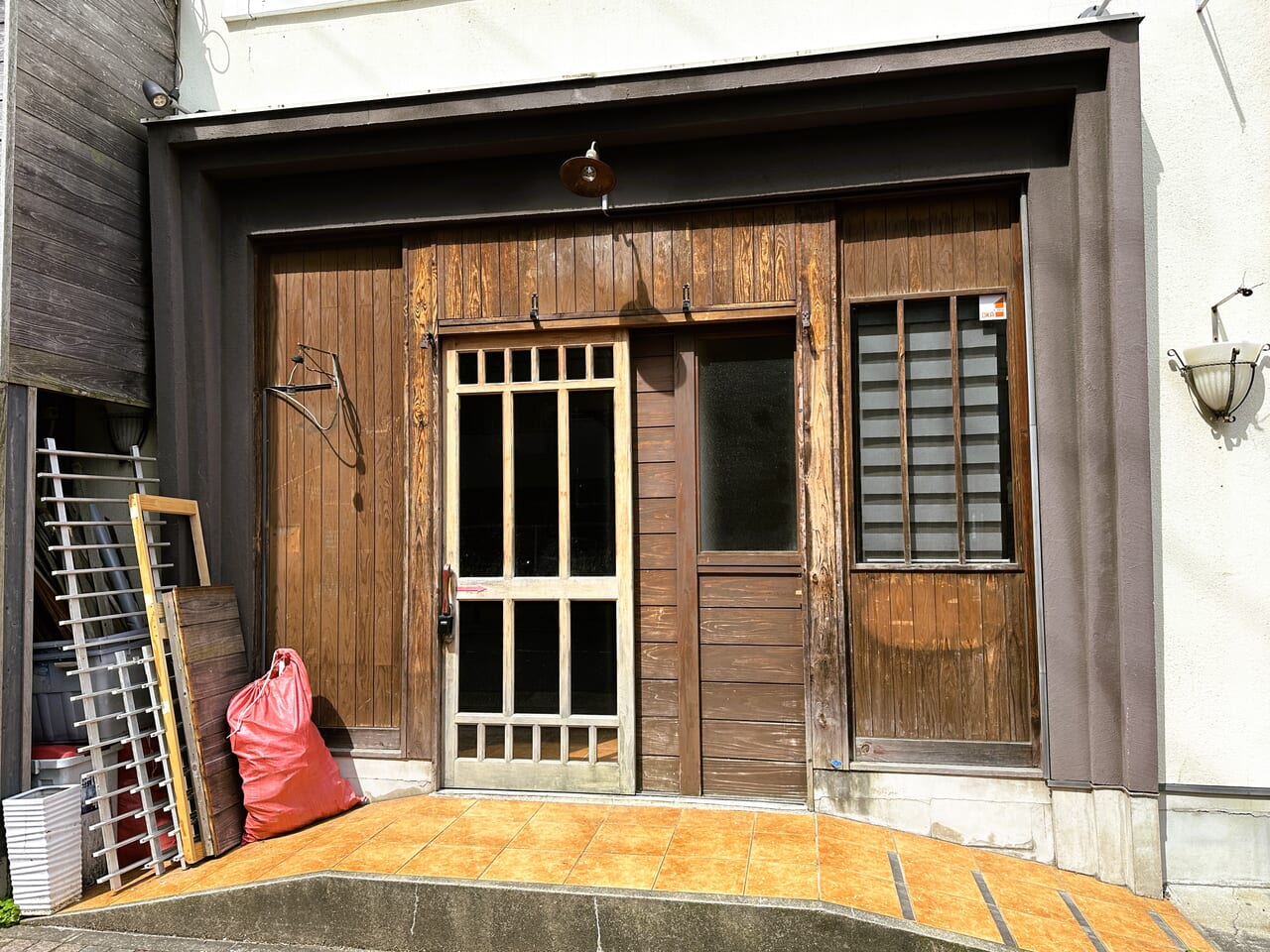 ”自動販売機の入口ドア” で有名な人気焼き鳥店。『 博多笑助 大手門店 』が、３月３０日で閉店していました。