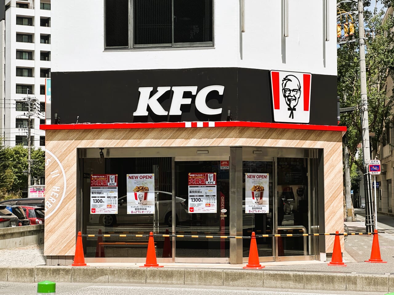 いつオープンするの⁉ ”マクドナルド薬院駅前店” 跡地に登場した「 K F C 」。