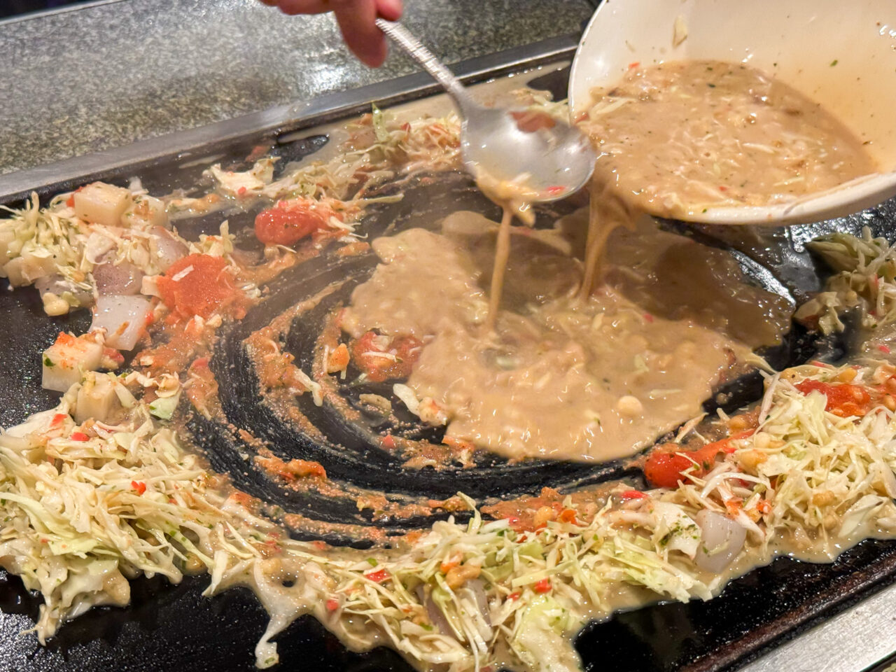 鶴橋駅近くのお好み焼き・もんじゃ焼き店「寿々」