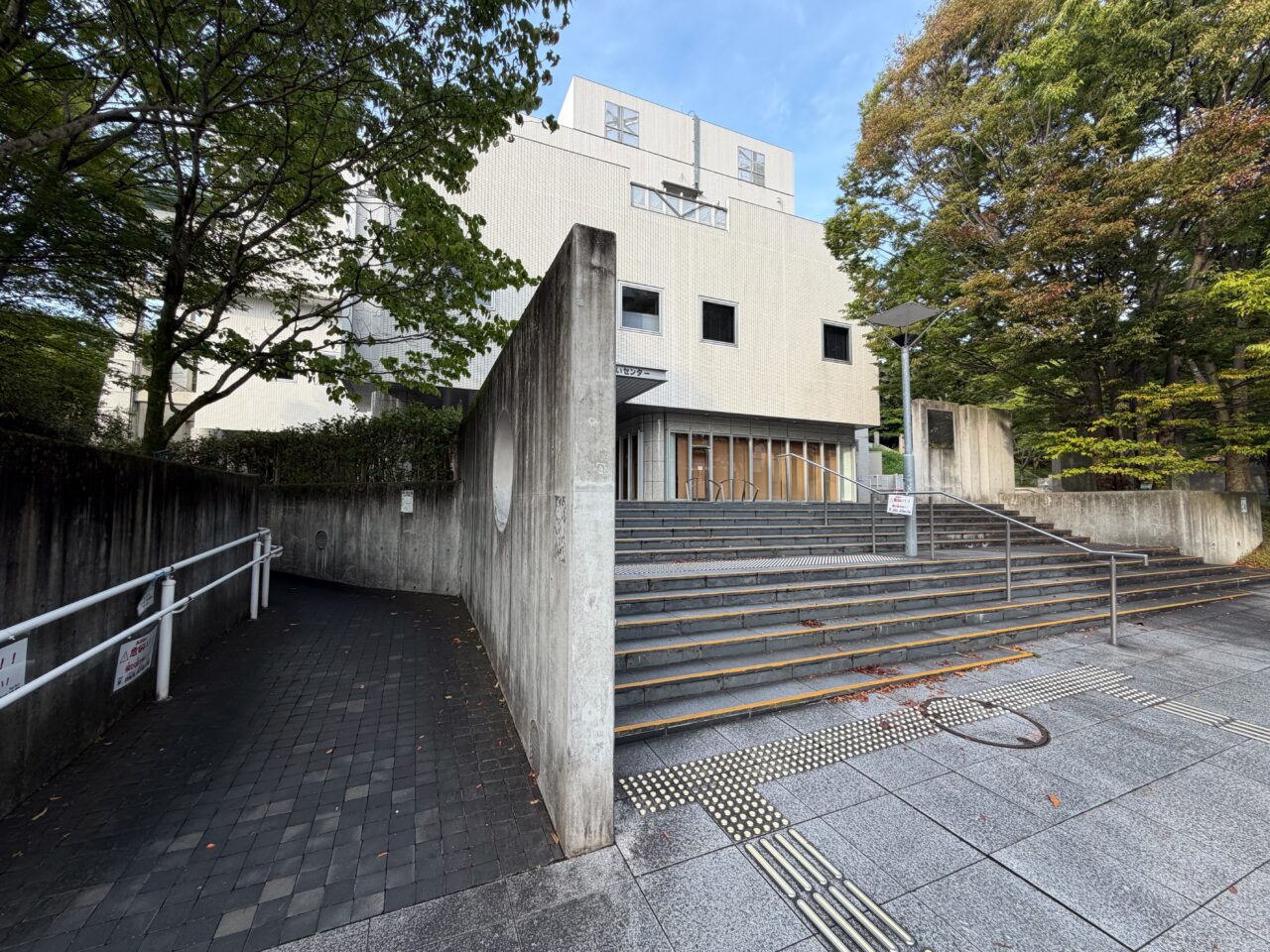 階段の上に入口がある島本町ふれあいセンターの外観