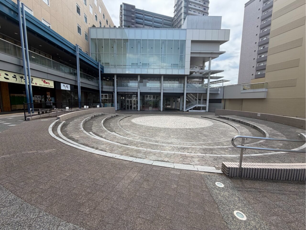 まちのZINEフェスの会場となる長岡京市立総合交流センターの入口と広場