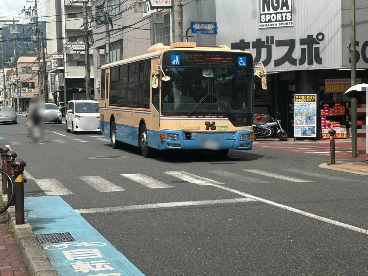 アゼリア通りを走る阪急バスの車両