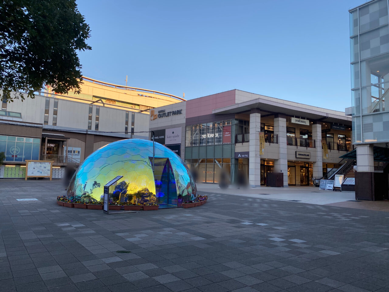 海浜幕張駅南口広場