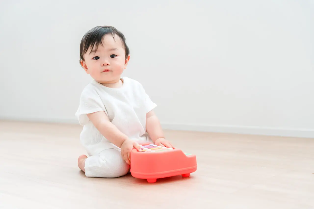 遊んでいる赤ちゃん　イメージ