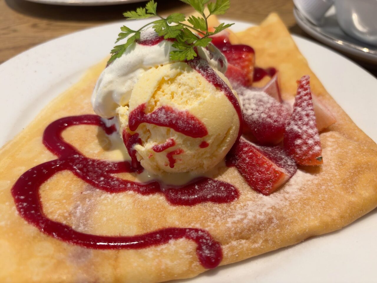 MELANGE De SHUHARI Creperieのもちもちとした食感のクレープ、フレッシュなフルーツやアイスクリームがトッピングされたデザート