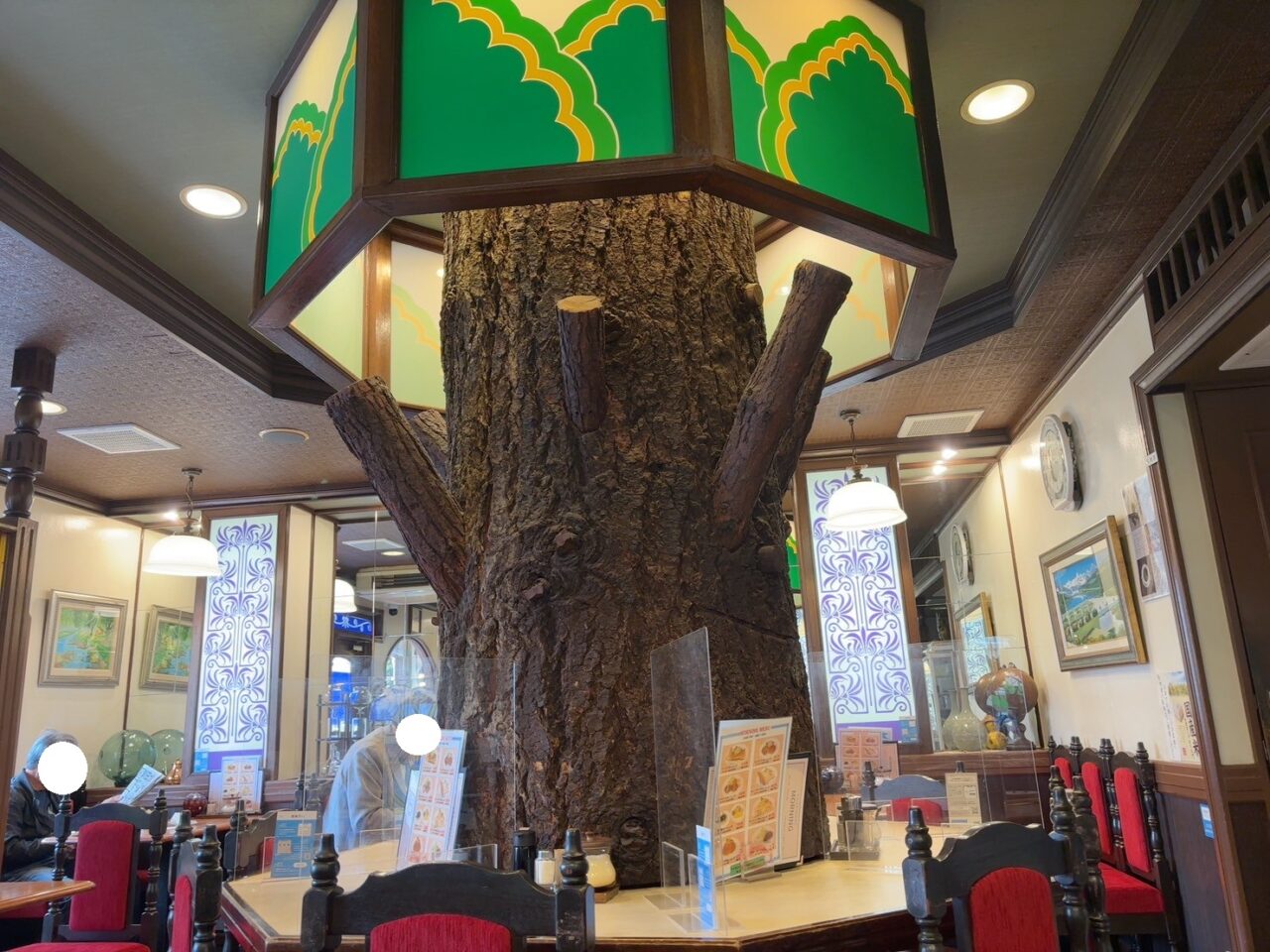 ラ・ルミエールの店内の様子。大きな木が空間に自然のぬくもりを加え、落ち着いた雰囲気が漂う。