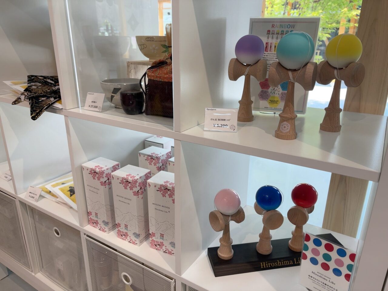 木製けん玉が丁寧に陳列された様子