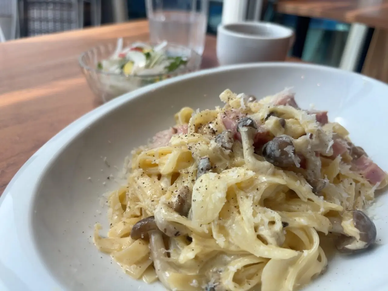 カルボナーラにサラダとスープが付いた「喫茶かもめモカ」のパスタセット