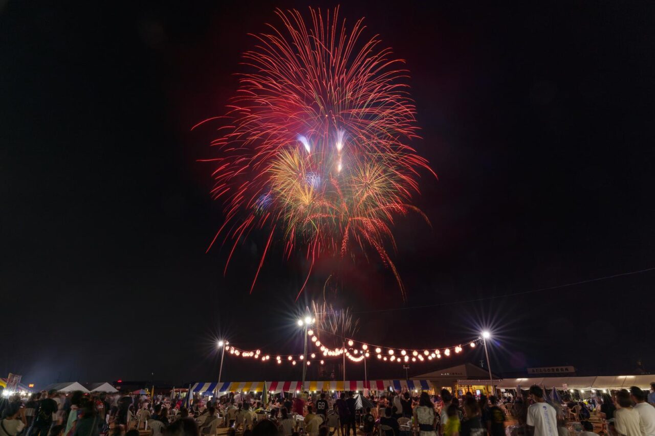 空鞘稲生神社の夏越祭の終盤に打ち上げられる花火。夜空に広がる光が夏の訪れを告げる。