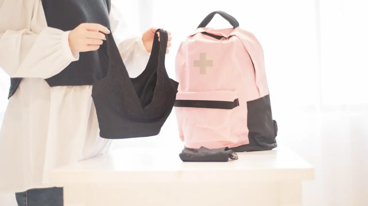 防災バッグに下着を備えるイメージ
