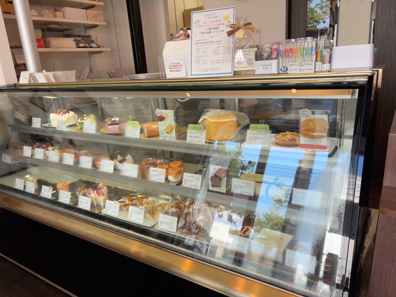 色とりどりのケーキが並ぶ「無花果」コイン通り店のショーケース