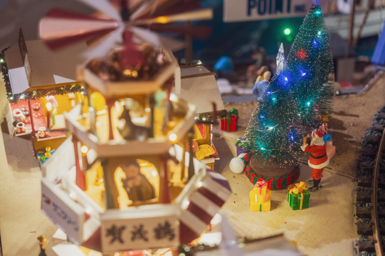 サンタクロースやマーケットのミニチュアが並ぶジオラマ展示
