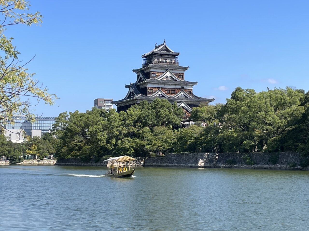 お堀を進む広島城遊覧船と広島城の風景