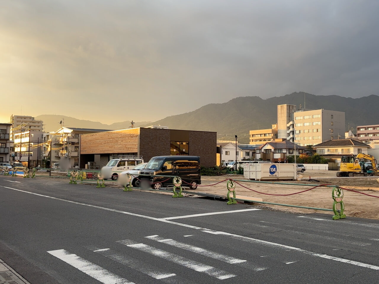 イオンタウン楽々園で囲いが外され姿を見せたカフェらしき建物の外観