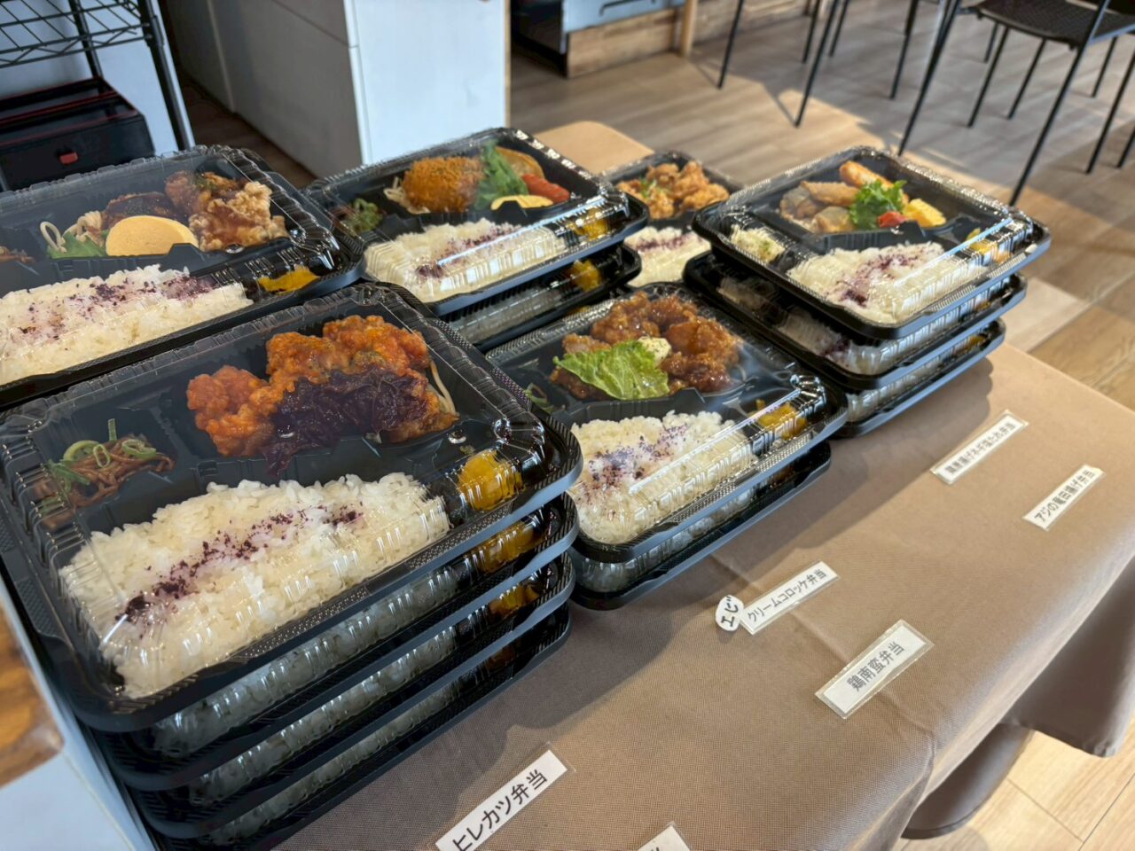 「軒下弁当に並ぶヒレカツ弁当や鶏南蛮弁当など、種類豊富なお弁当」