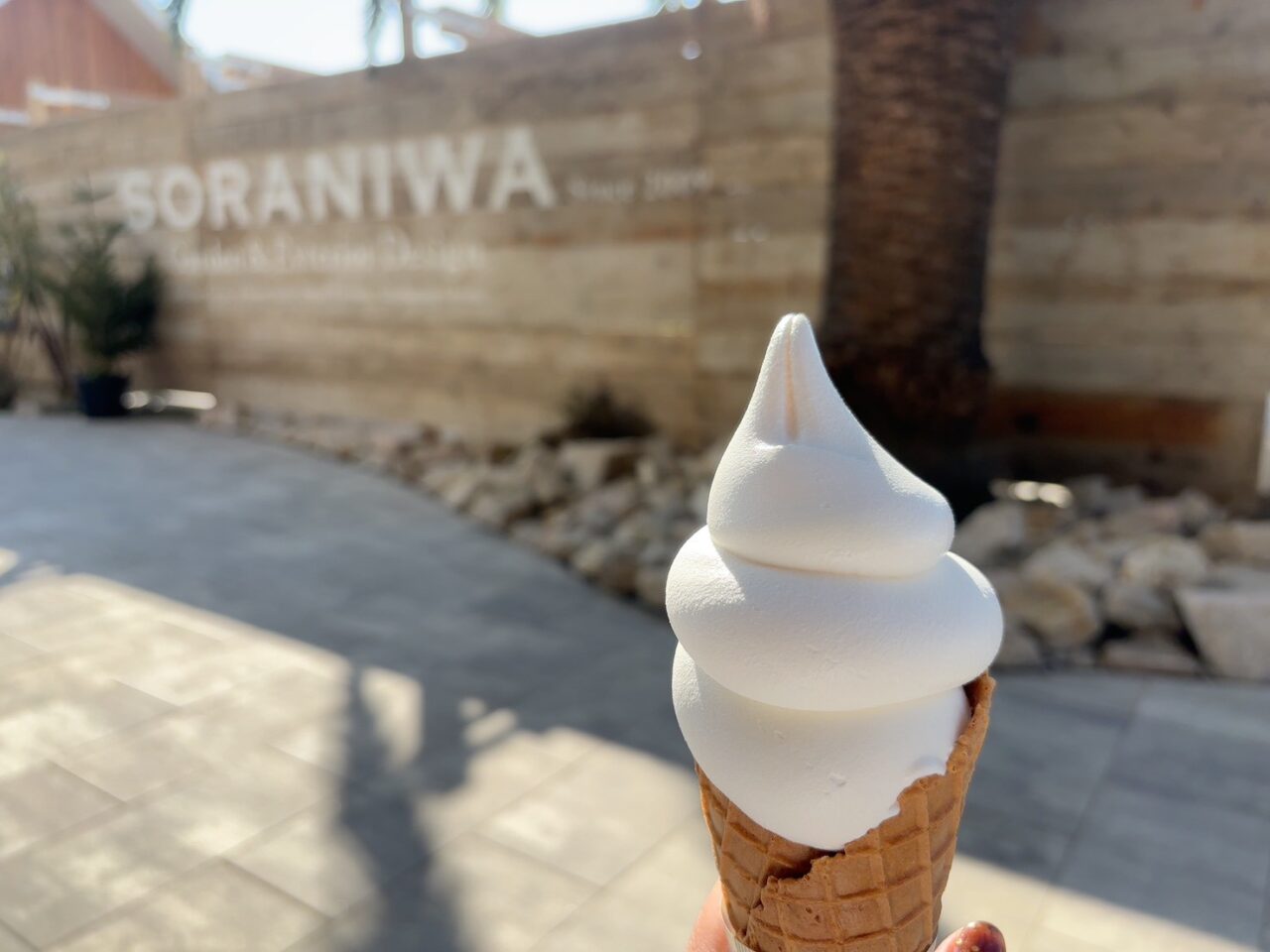 SORANIWAで販売されているソフトクリーム。牛乳の味が濃厚で満足感のある一品。