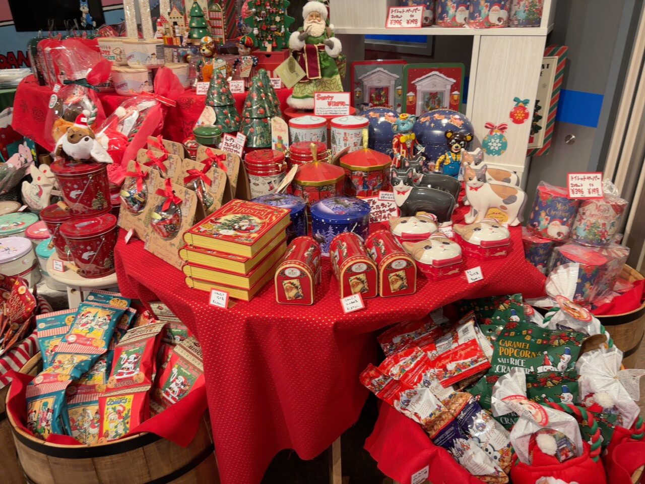入口付近に並ぶクリスマス用のお菓子売り場。