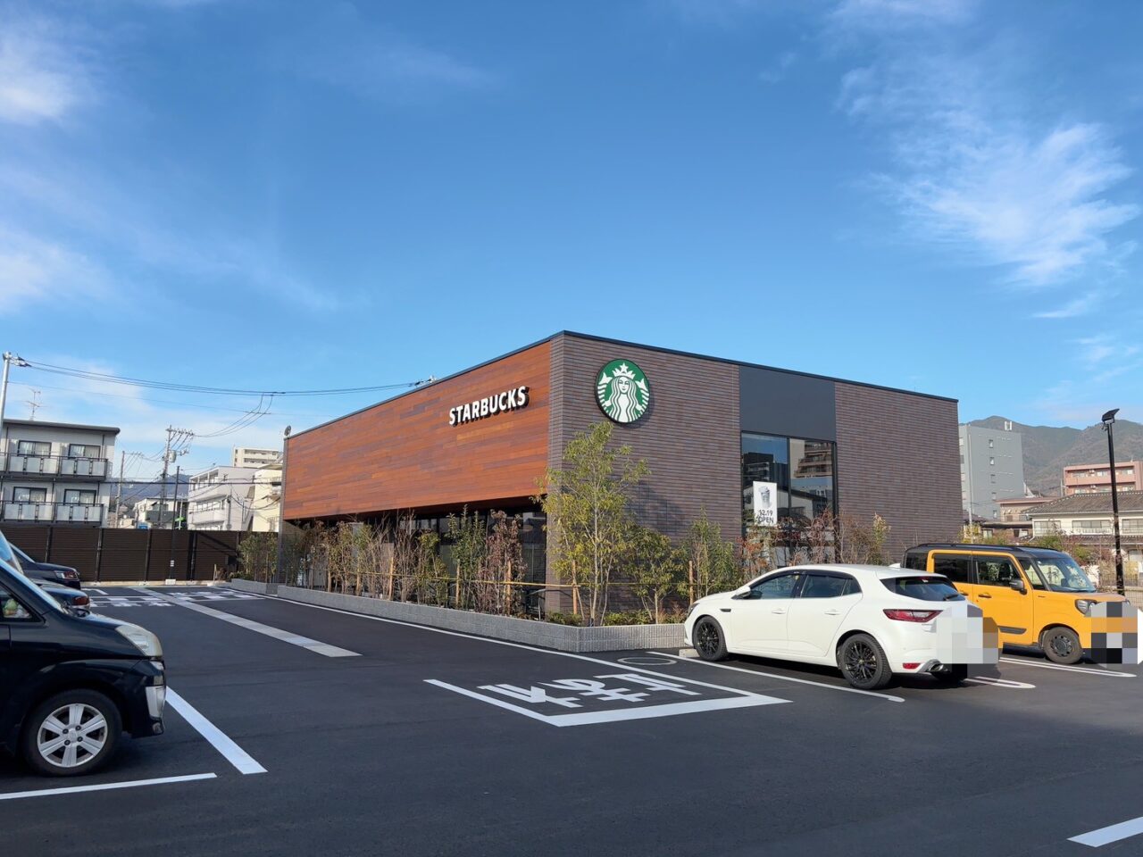 イオンタウン楽々園にオープンしたスターバックスとPECO SHOPの外観