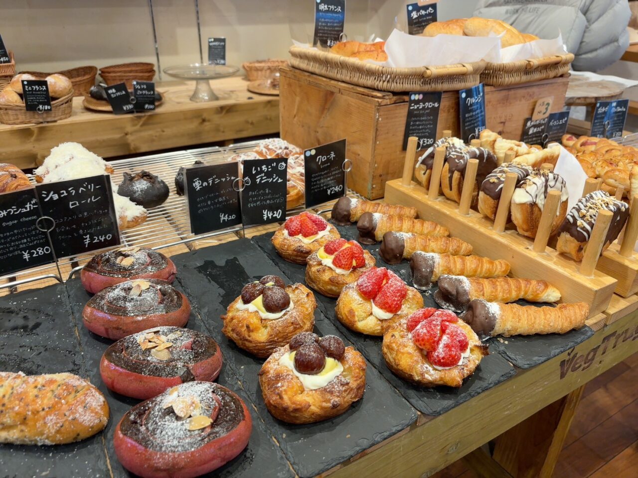 MAPS BAKERY / CAFEの店内に並ぶ種類豊富なパンの様子