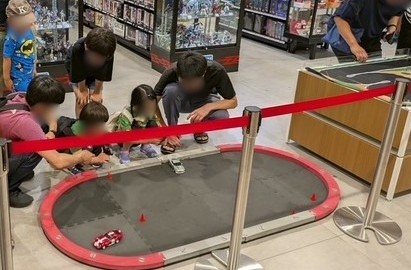 タムタム広島アルパーク店で開催される3周年祭の案内と店内の様子