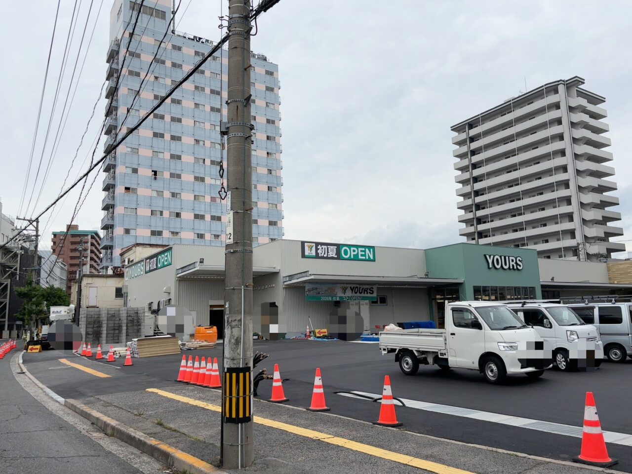 広島市西区広瀬北町で初夏オープン予定のユアーズ広瀬北町店。建物がほぼ完成し、外壁に「初夏OPEN」の案内が掲示されている様子。