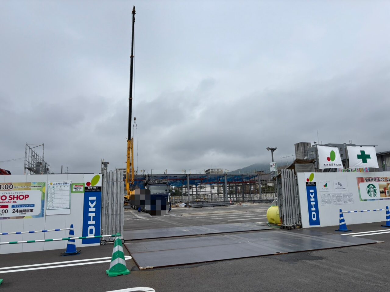 建物の骨組みが組まれ工事が進む楽々園のフィッタ建設現場