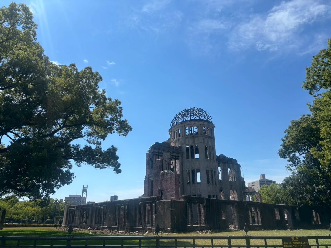 「2026年8月6日の平和記念式典に伴う平和公園周辺の交通規制をイメージした道路風景」